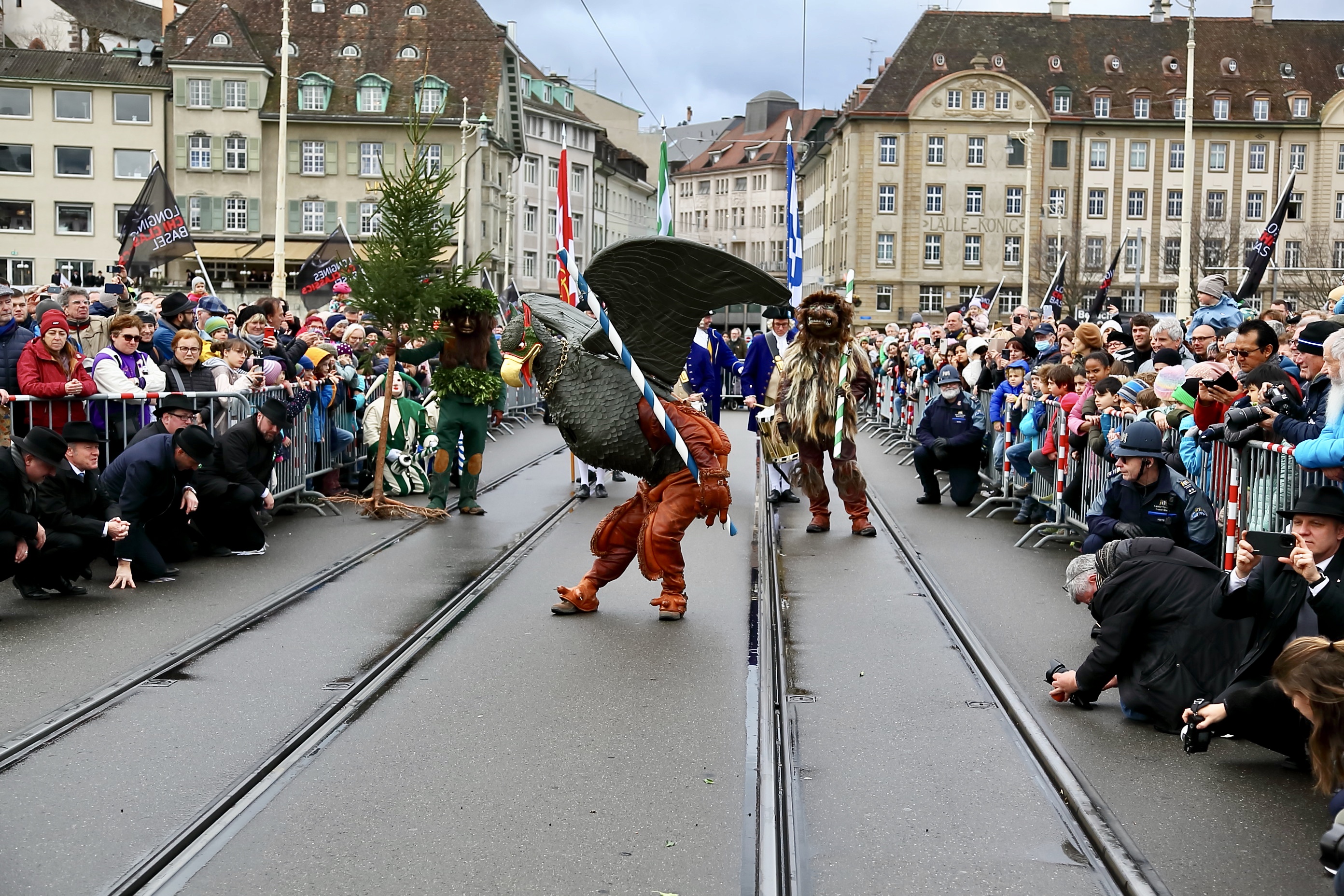 La danse des trois insignes honorifiques sur la Mittlere Brücke est l'un des moments forts du 